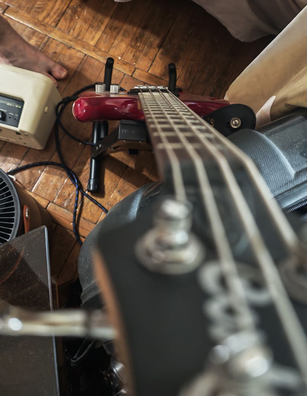 Бас гитара Cort Action Bass Plus Transparent Red + комбо усилитель