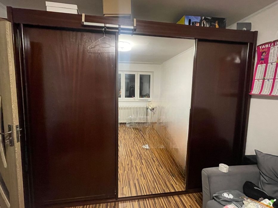 Vând dulap cu oglindă și uși culisante