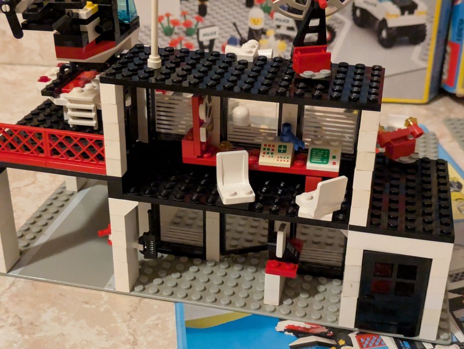 LEGO 6386 u 6381 полицията и малкото състезание от класическия град