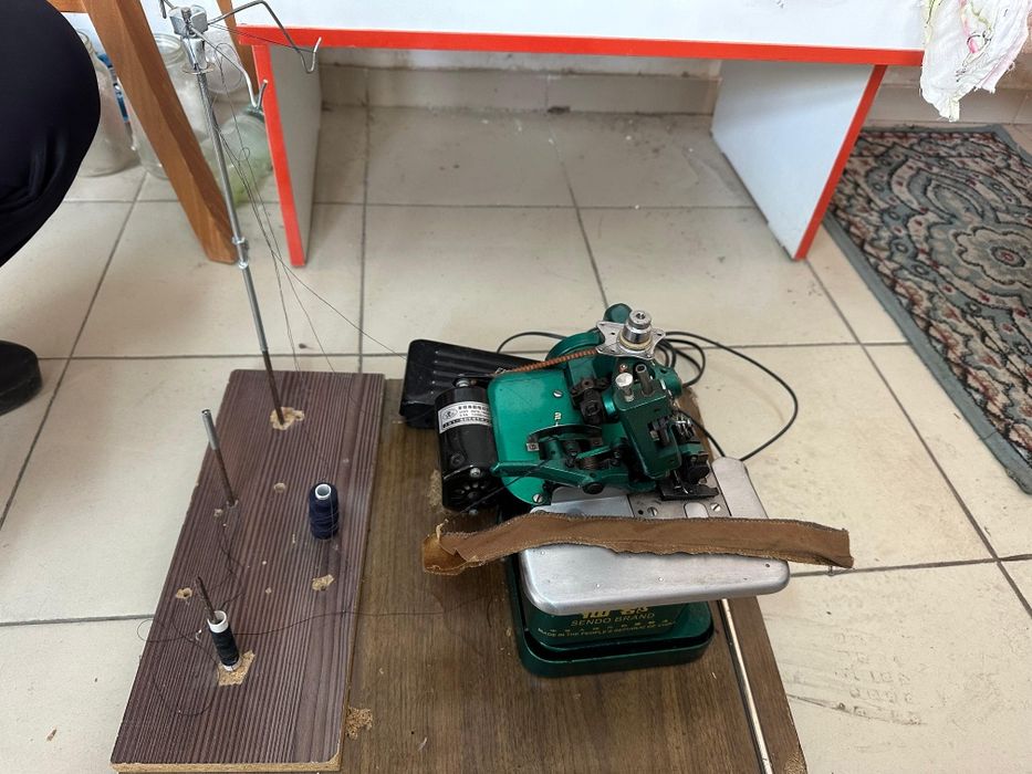 Оверлок в отличном состоянии.  Работали на нем не много. Все работает,