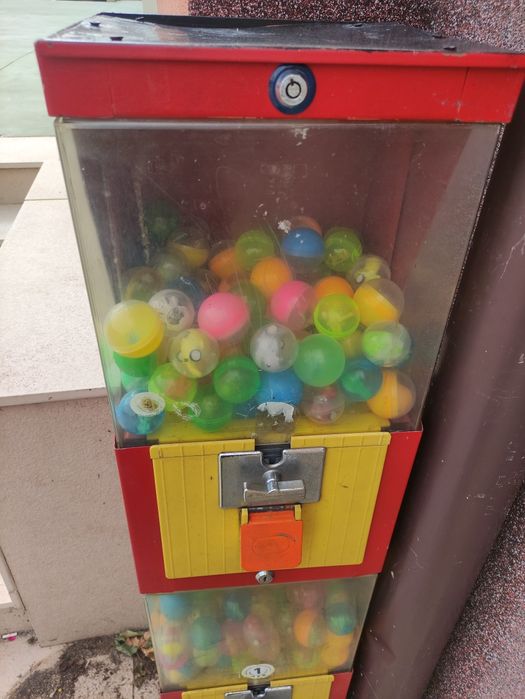 Машина двойна за топчета ф 45 промоция 300 лева и с играчките в нея.