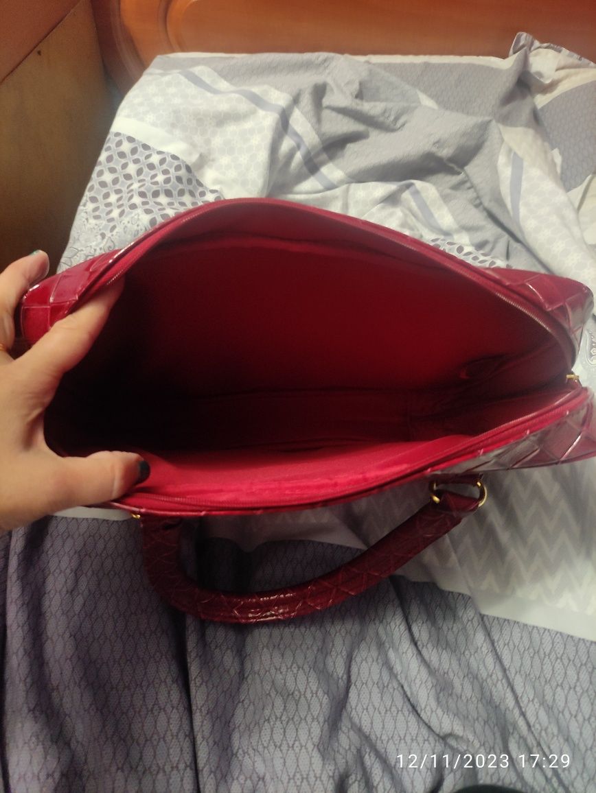 Лачена чанта в червен цвят