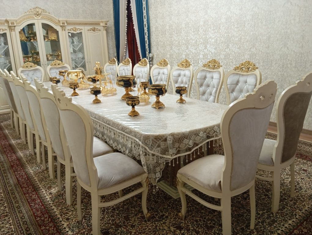 Стол стул и шифонер