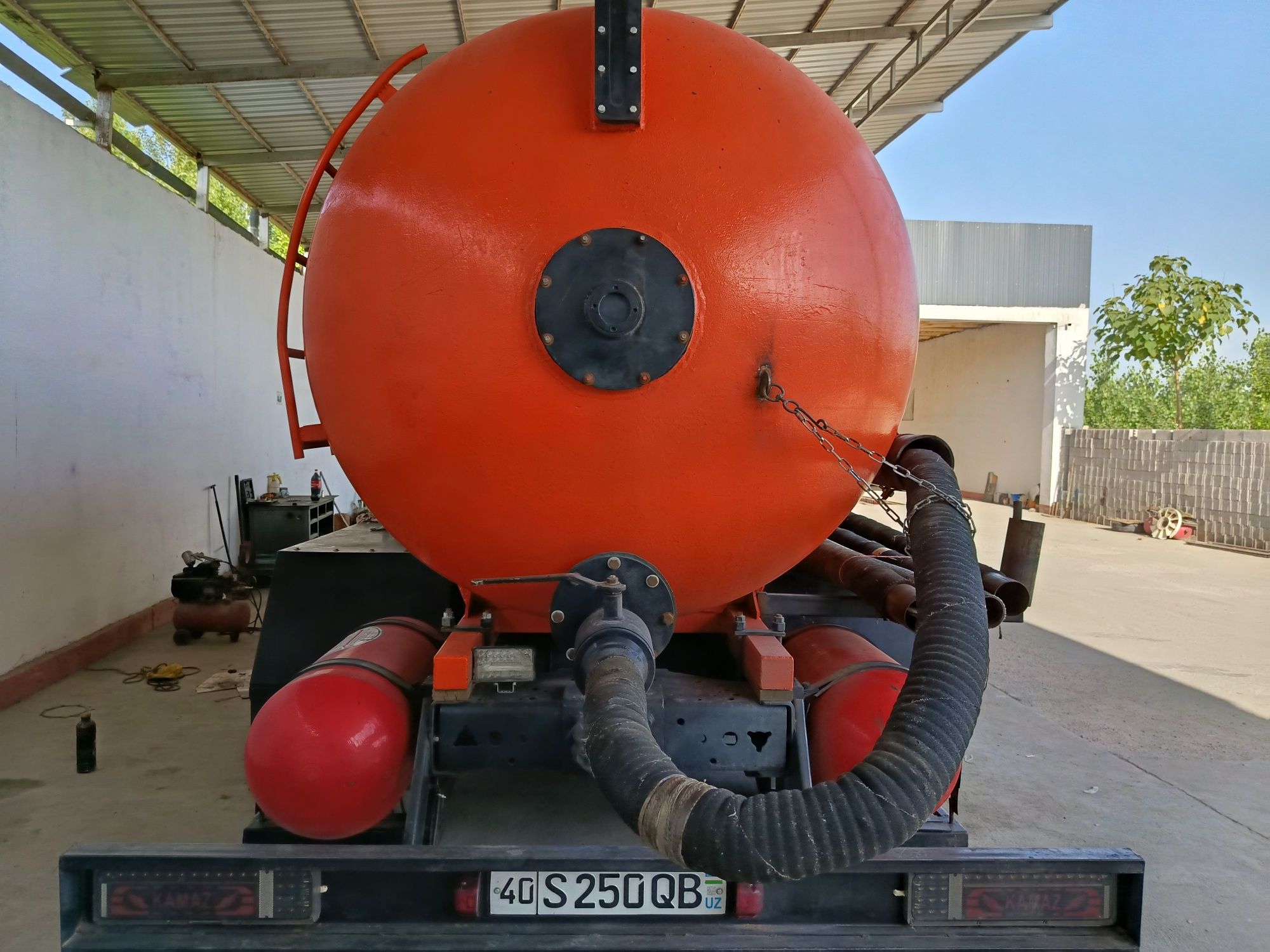 Ассанизатор камаз махсус шестерна.йомкост 13 тонна.газ 700лт.насос 505