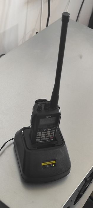 Statie radio portabila de aviatie ICOM A6E