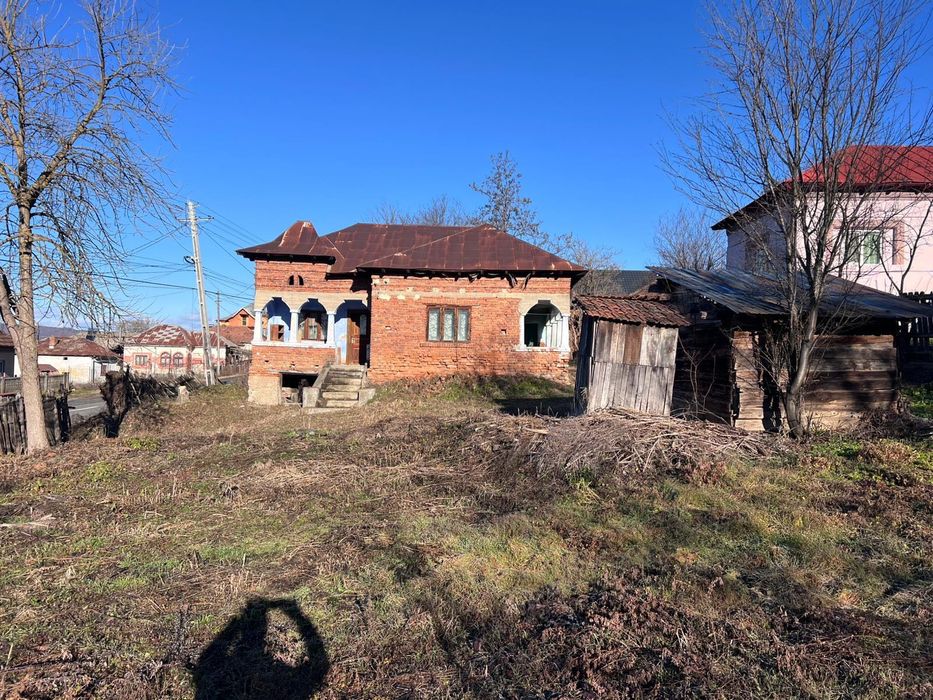 Casa tradițională cu teren mare, perfectă pentru modernizare!