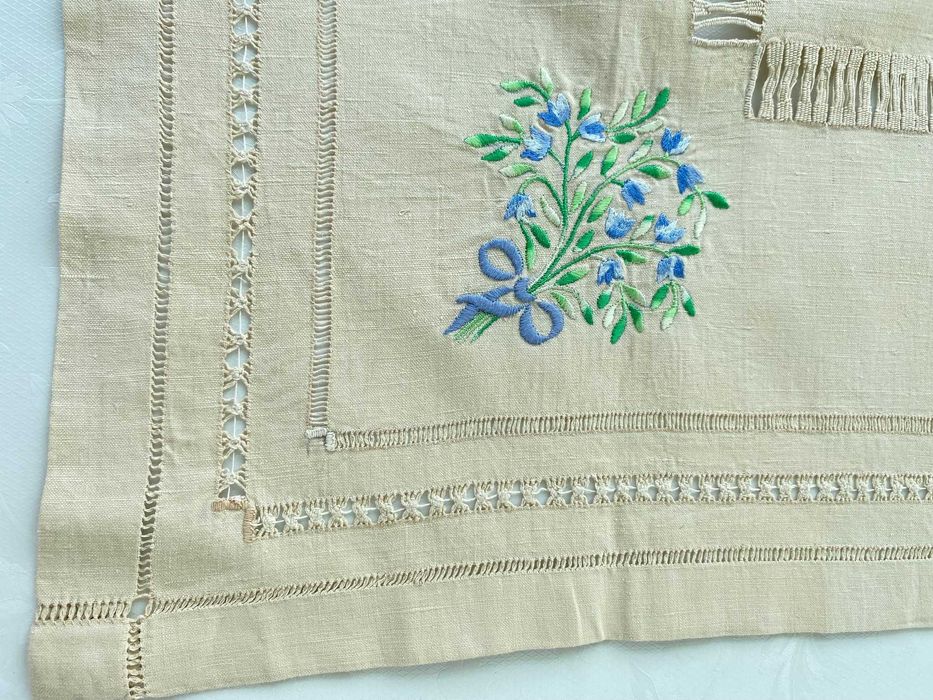 Față de masă mică din in cu broderie - vintage