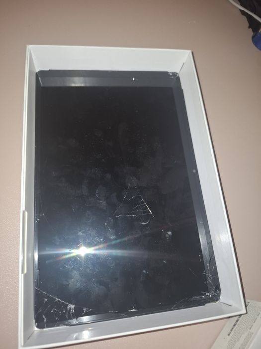 Продаю планшет с разбитым экраном