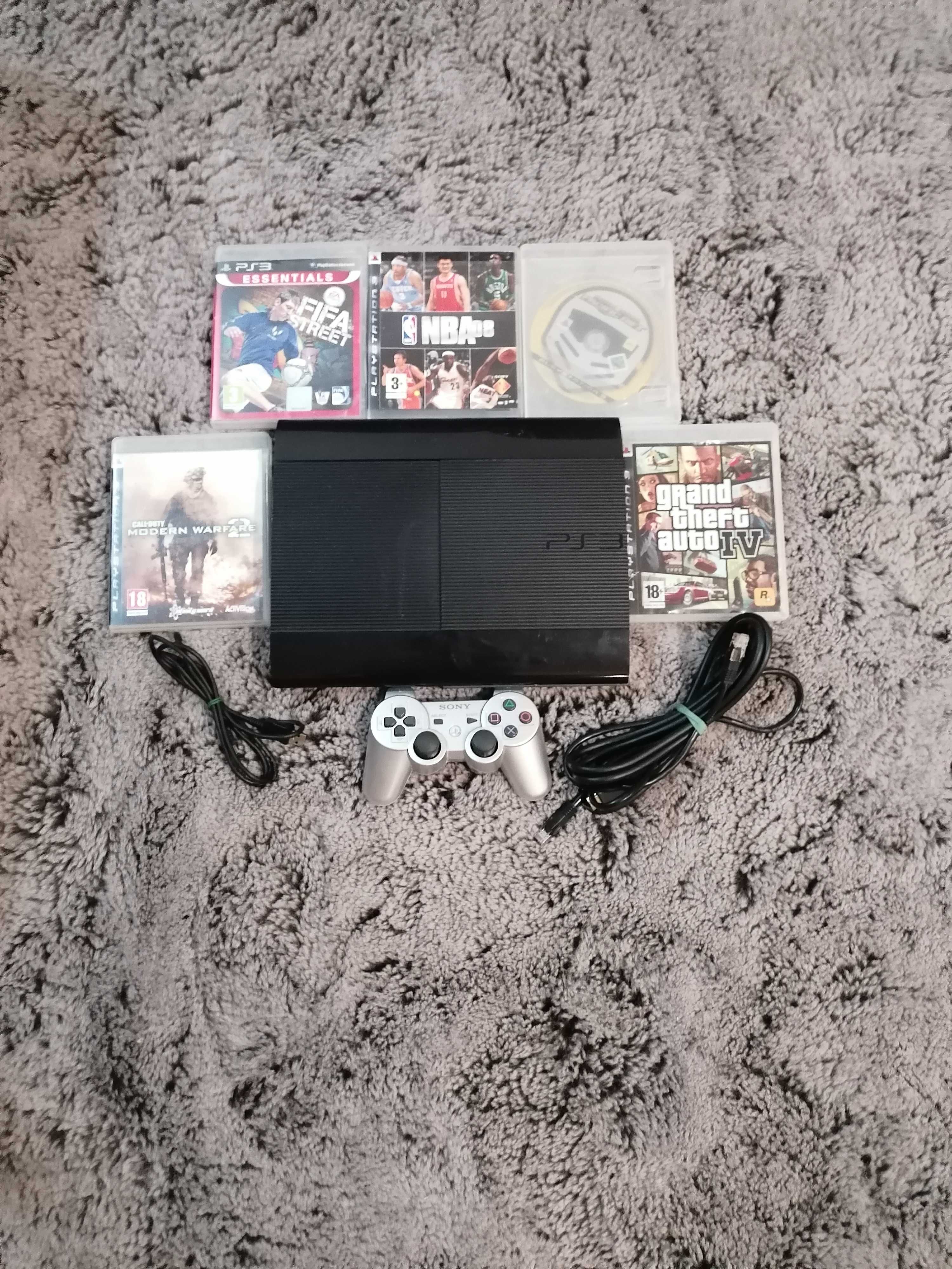 Продавам PlayStation 3 с два джойстика кабели и пет игри