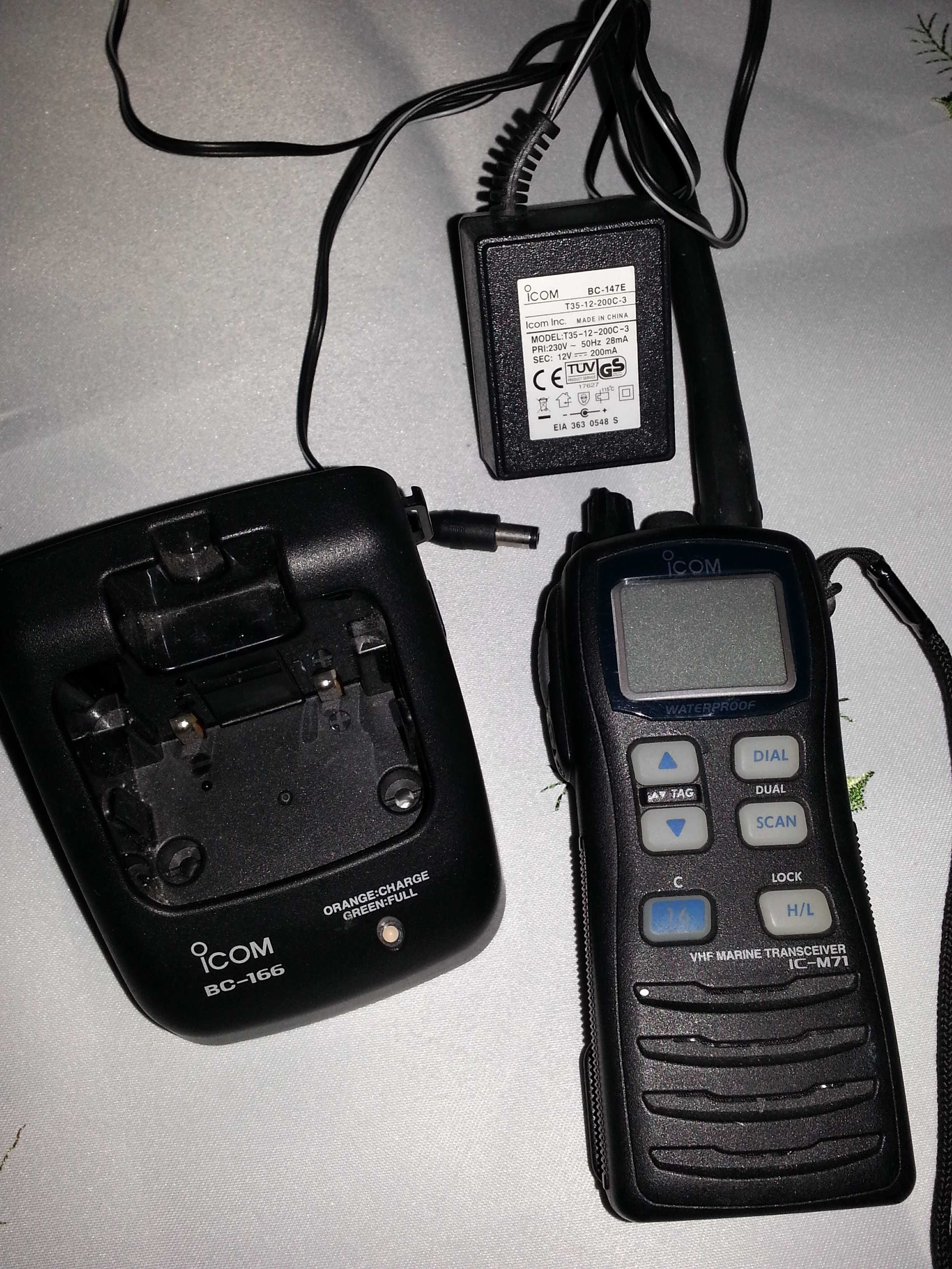 Продавам радиостанция ICOM
