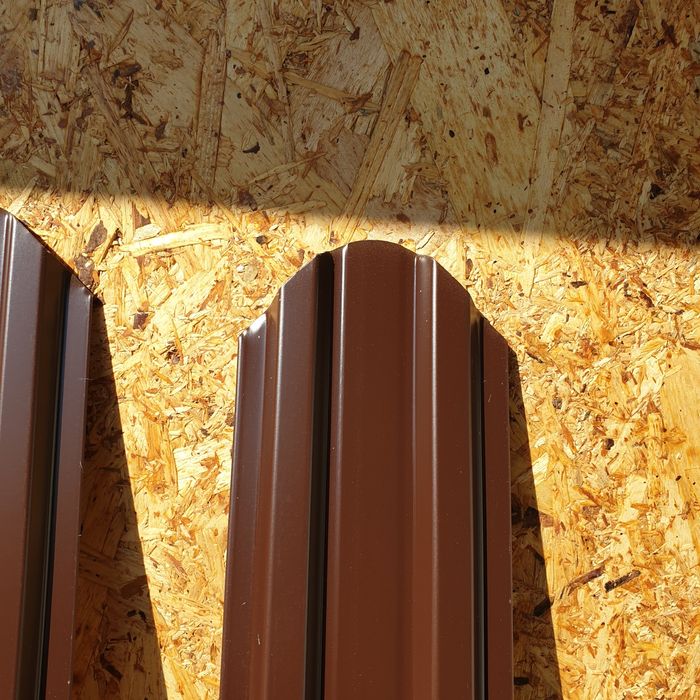 Vând șipcă pentru gard grosime 0,5 maro  sau visiniu