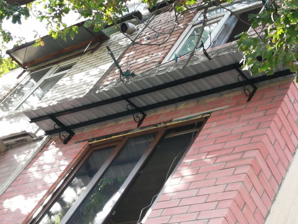 Установка над оконных козырьков и бельевых роликов качество гарантия