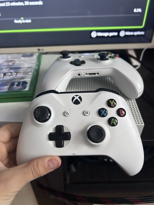 Xbox one cu 2 controllere si un fifa 23