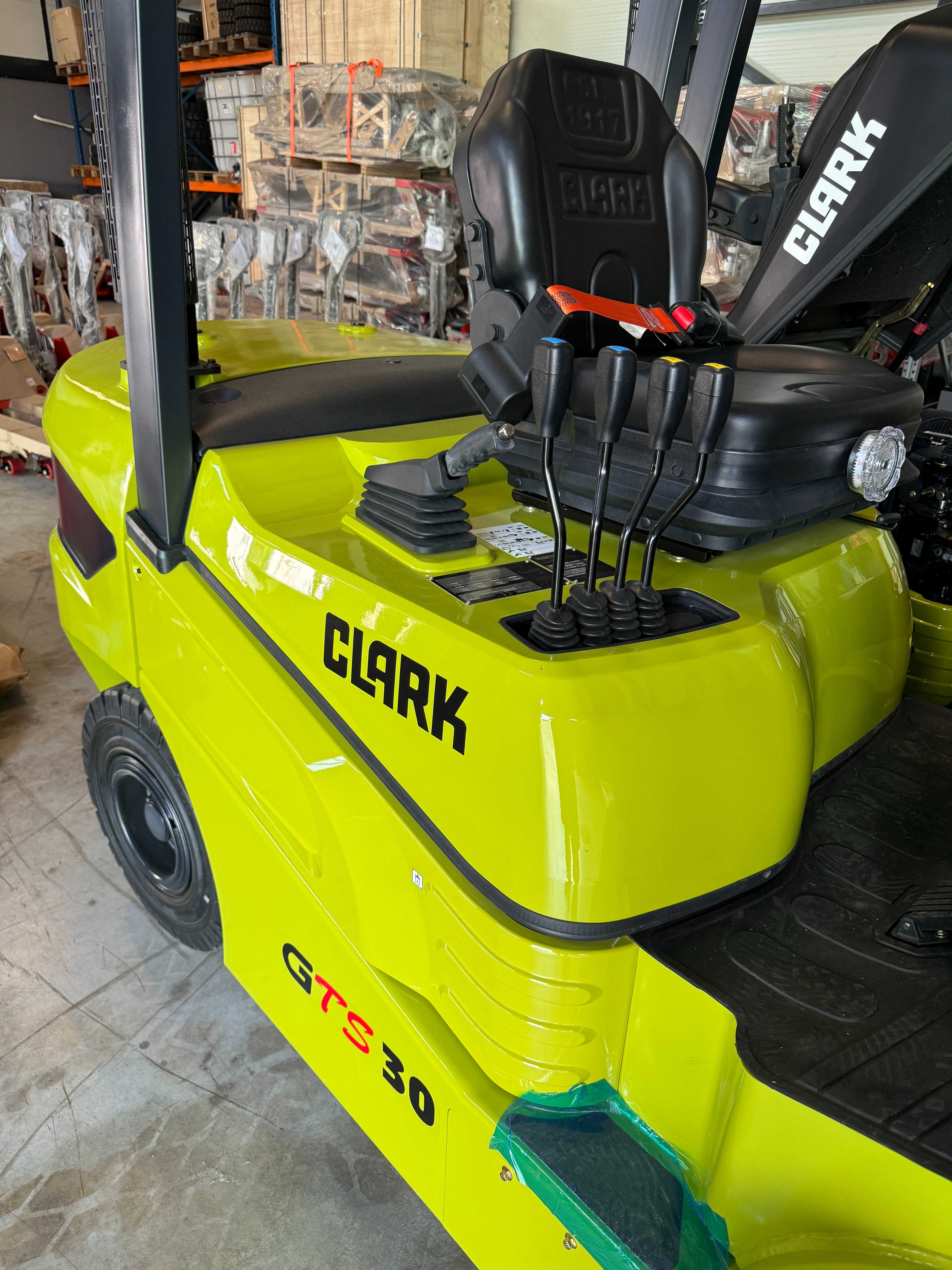 Stivuitor NOU CLARK GTS33 3,3t-3,5t Diesel GPL Garantie 5 ani din STOC