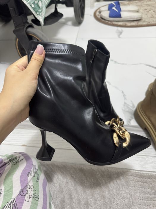 Ботинка  с каблуком