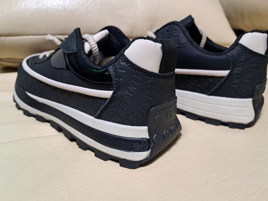 Плодавам чисто нови спортно елегантни обуфки 43 номер .