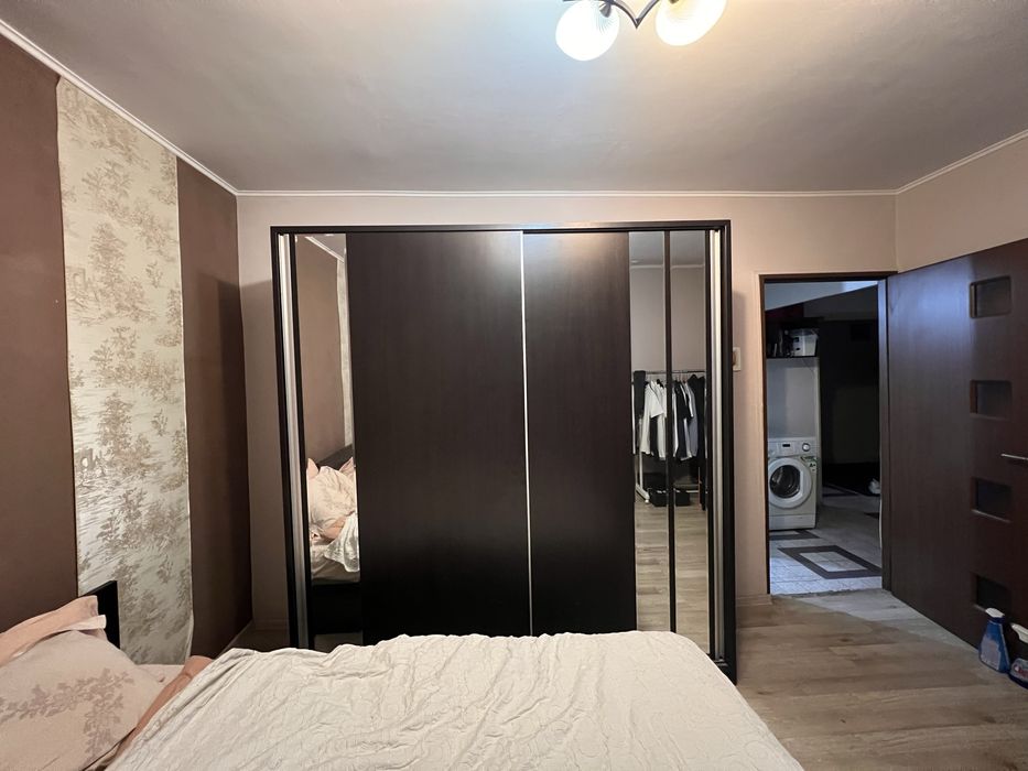 Dormitor pat saltea comoda sifonier