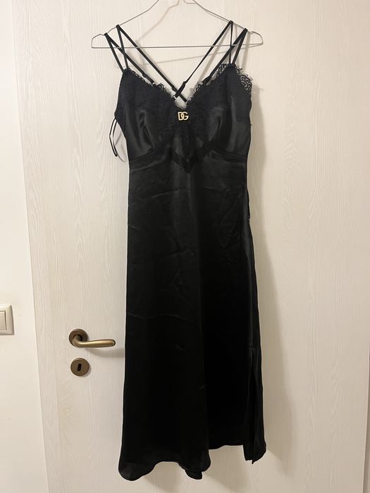 Дамска черна сатенена рокля GUESS