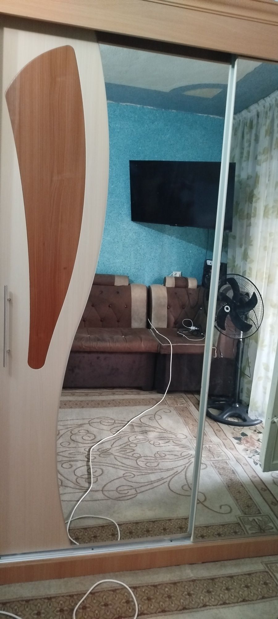 Продается спальный гарнитур в удовлетворительном состоянии.