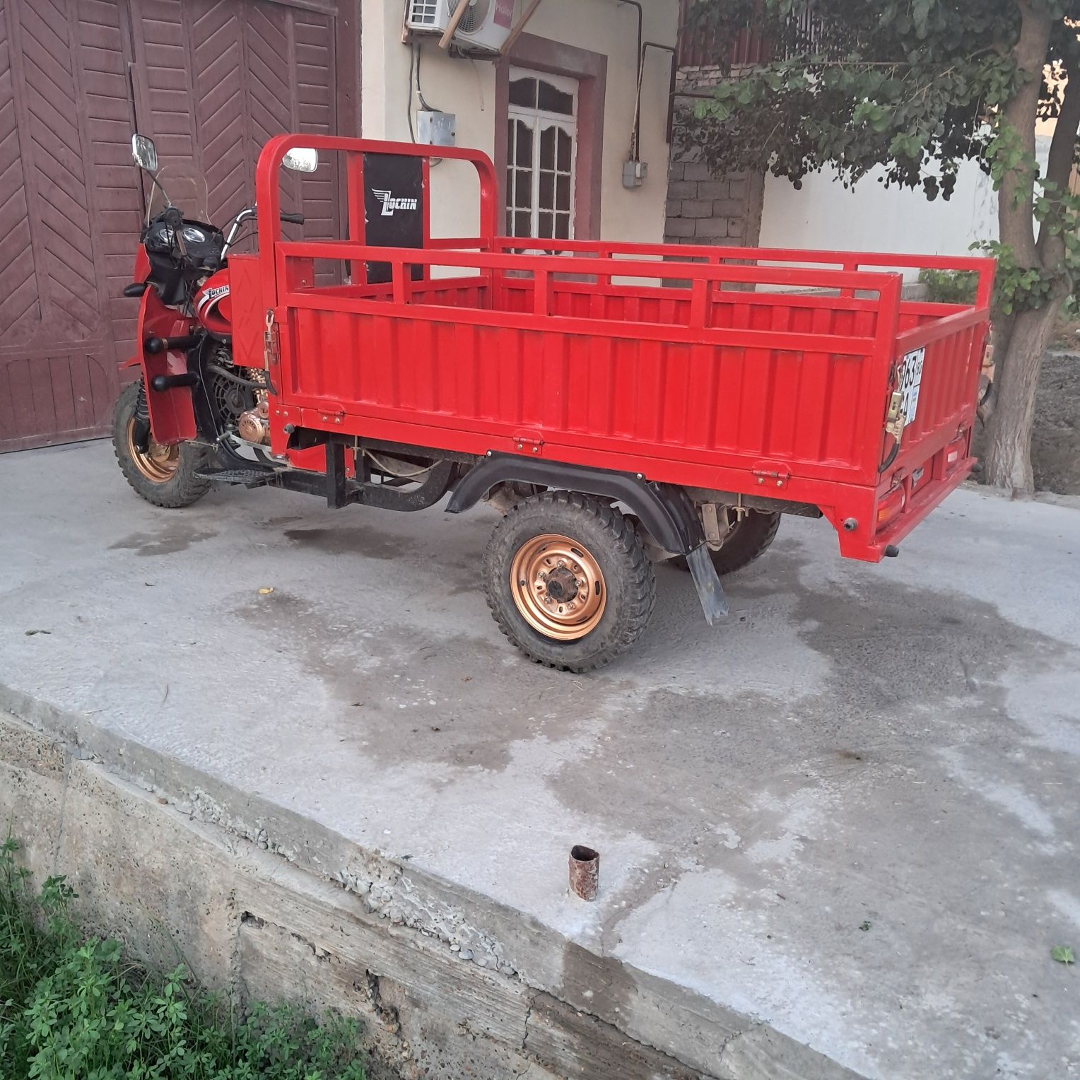 Lochin mototsikli sotiladi