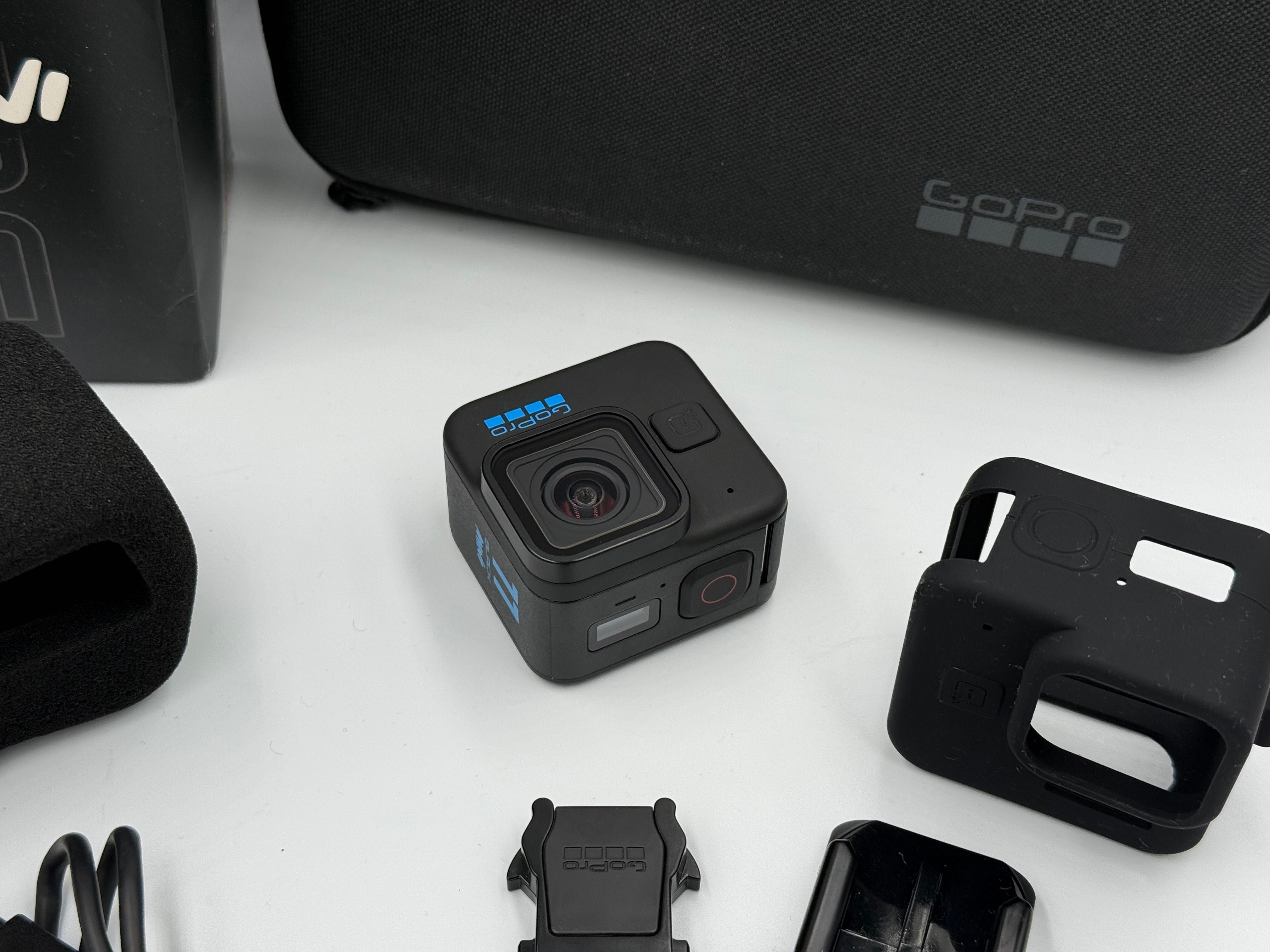 GoPro 11 Black mini NOU FullBox, Garantie + Card 64GB + accesorii
