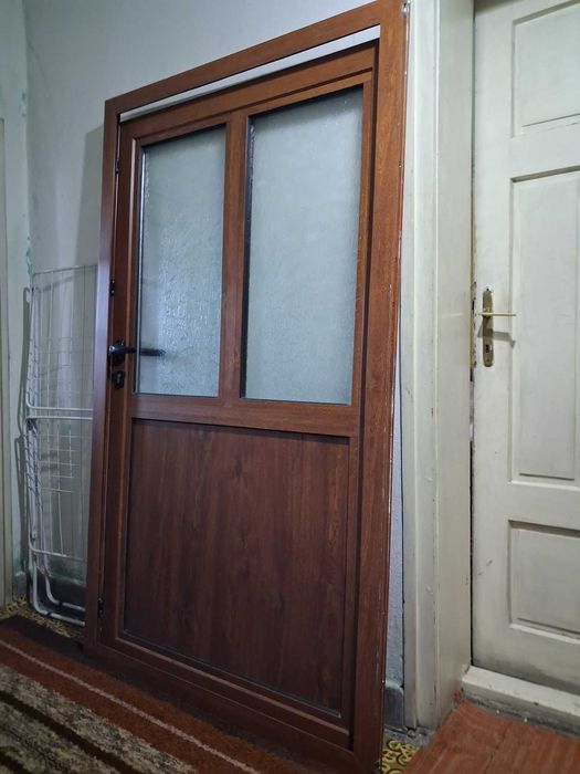 Алуминиева врата с рамка – Златен Дъб, армирано стъкло