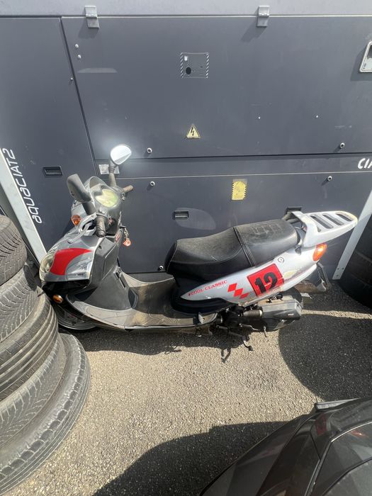 Vand scuter cu motor in 4 timpi de 50 cm