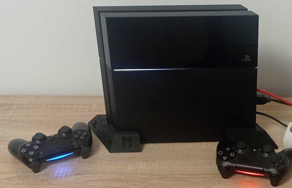 PS4 2TB + игри профилактиран