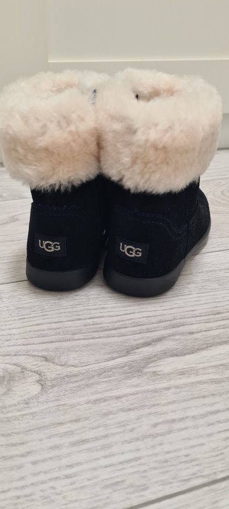 Cizmulite noi Ugg originale.