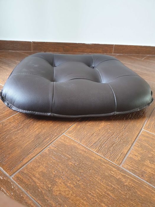 Vand sezuturi noi de scaune