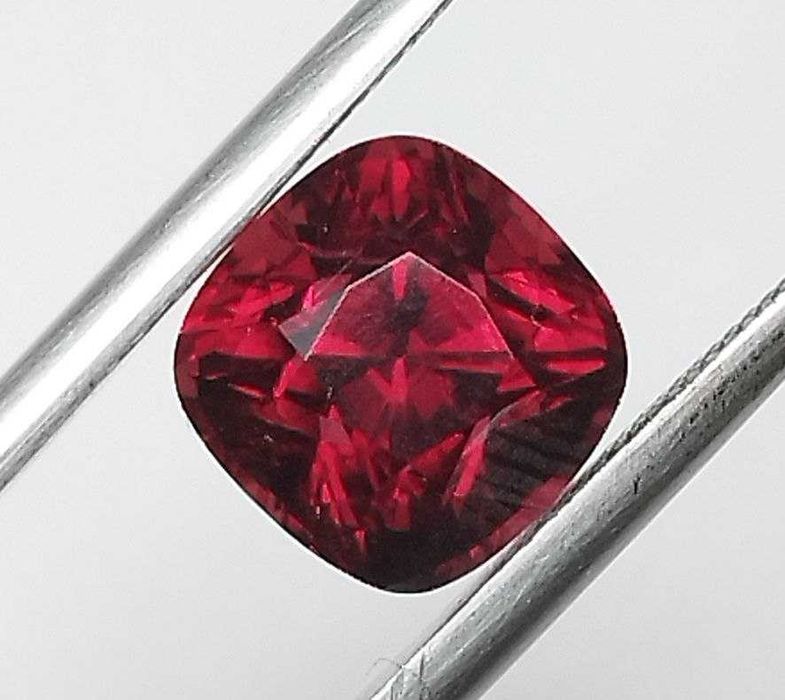 Прекрасен шпинел в топ червен цвят - 2.96Кт.! Сертифициран! НОВ!