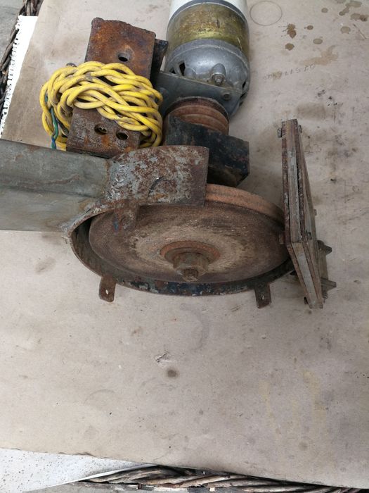 Polizor de banc cu motor de 220