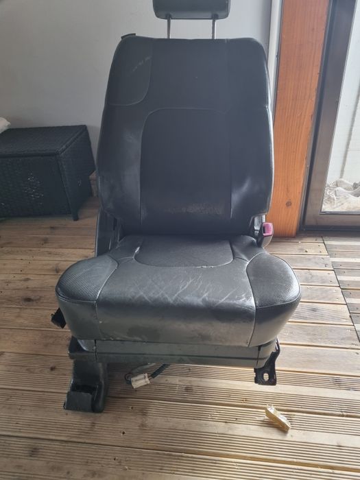 Vand scaun de nissan navara d40 2008 cu volanu pe partea dreapta