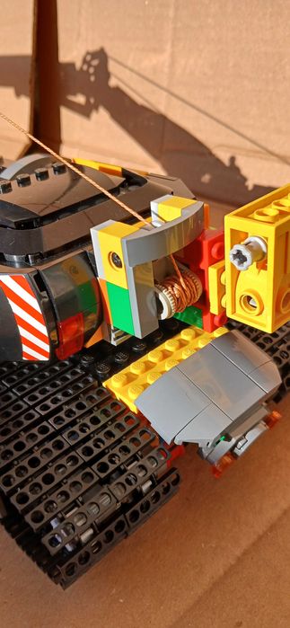 Лего багер с уникални двуредови вериги.