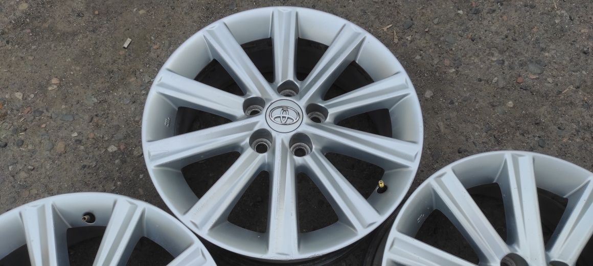 Комплект оригинальных дисков R17. Toyota Camry .