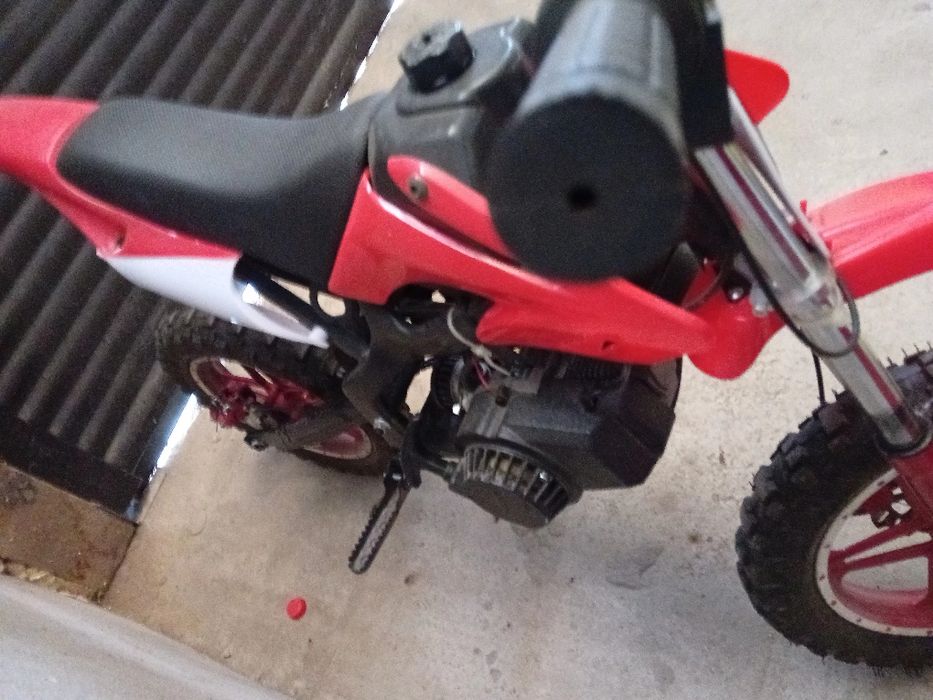 Motocicleta rosie pentru copii cu motor de 50cc