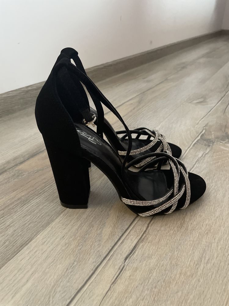 Vand sandale cu toc