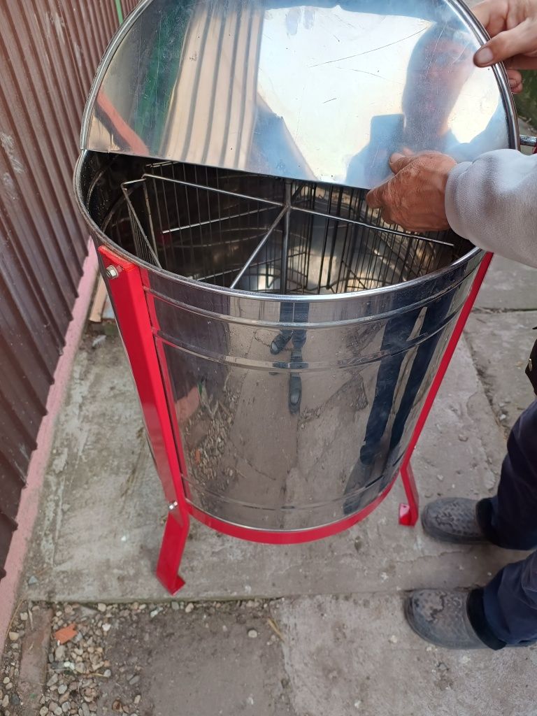 Vând Centrifuga 4 rame inox