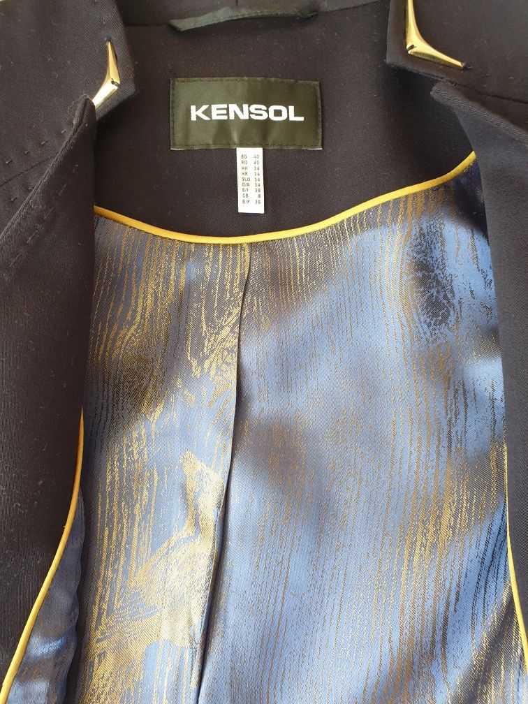 Дамски костюм на Kensol размер 40-С размер