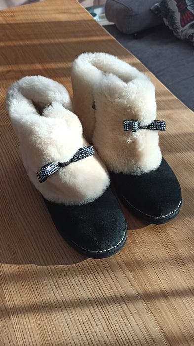 Боти естествен велур и вълна.