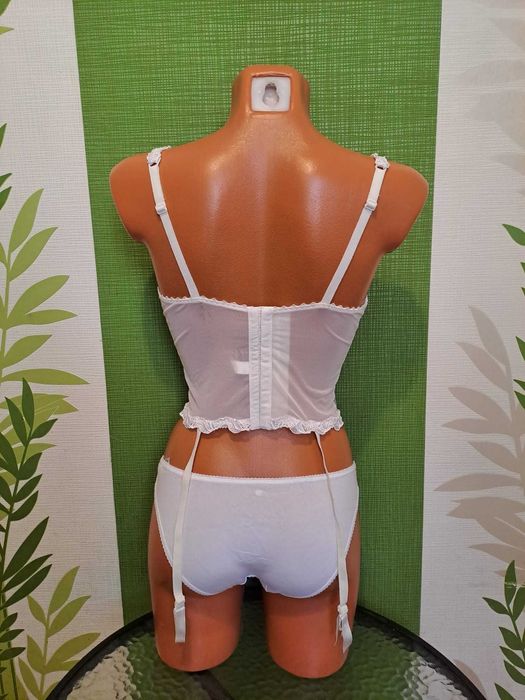 Bustieră albă din dantelă tip corset mărimea 80B