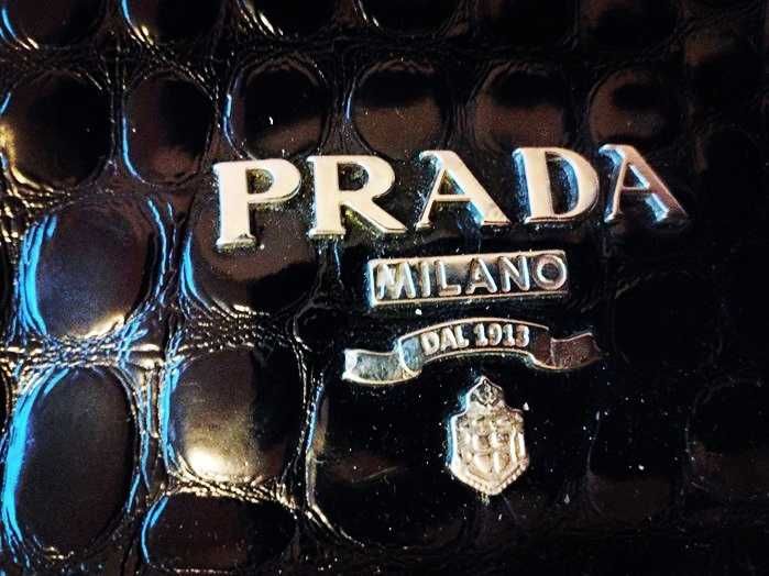 Чанта Prada черна, лак