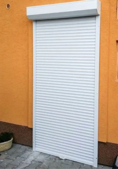 Ролставни для двери в хорошом состачниии