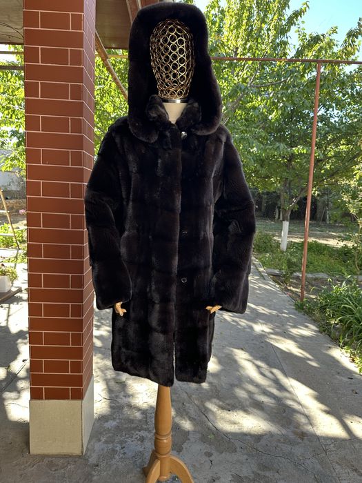 Шуба бренда blacklama из высококачественного меха.