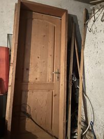 Продавам дървени врати с каса