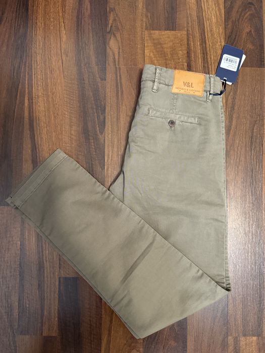 Pantaloni chino noi cu eticheta