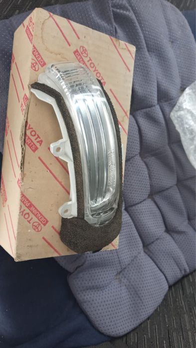 Продам правый поворотник на зеркало Toyota Corolla