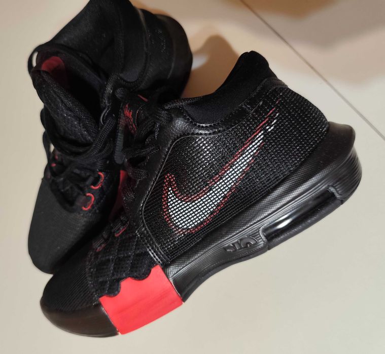Маратонки Nike LeBron Witness VIII