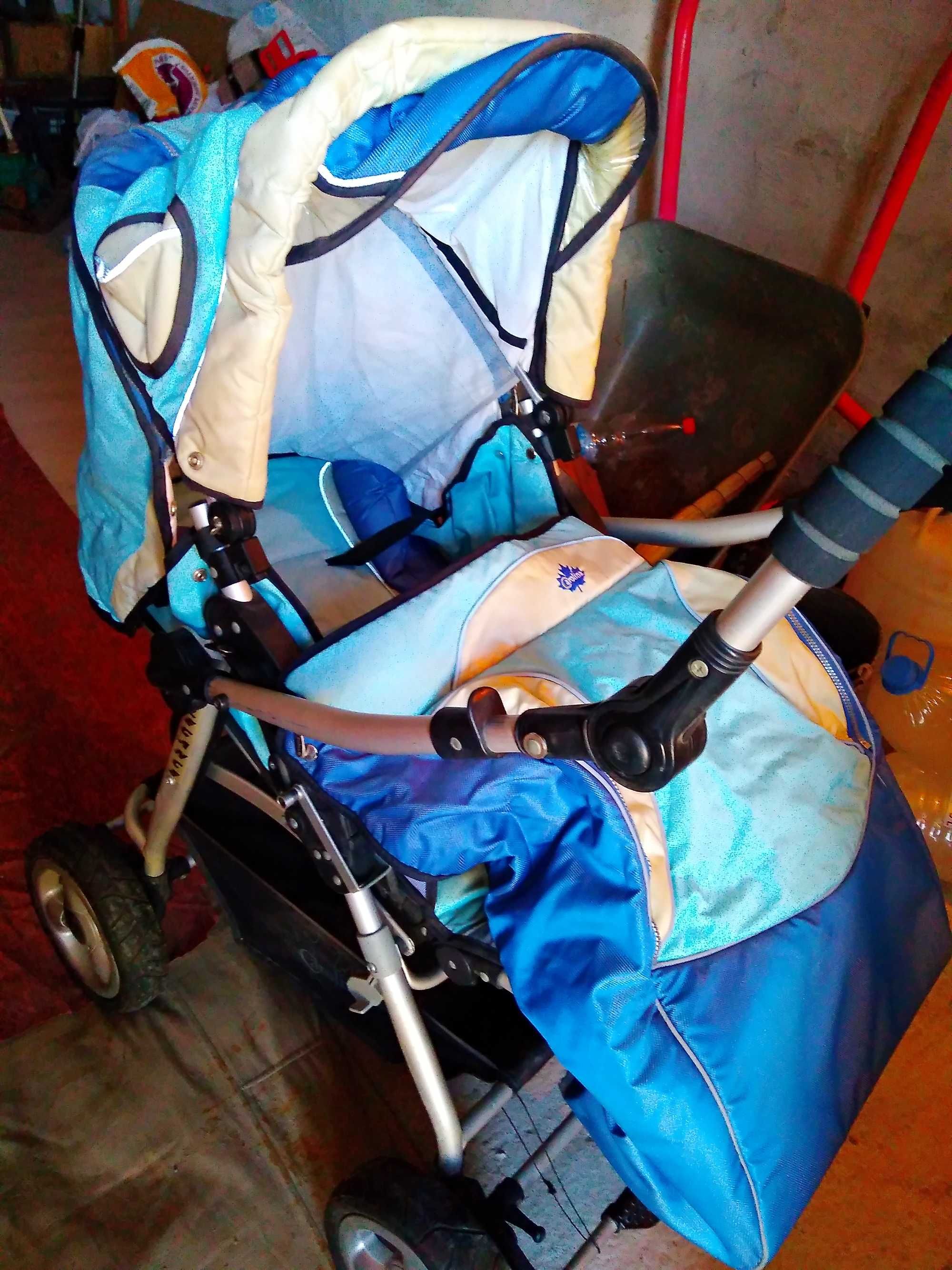 Красивая и яркая коляска, удобная для ребенка от 6 месяцев до 3 х лет