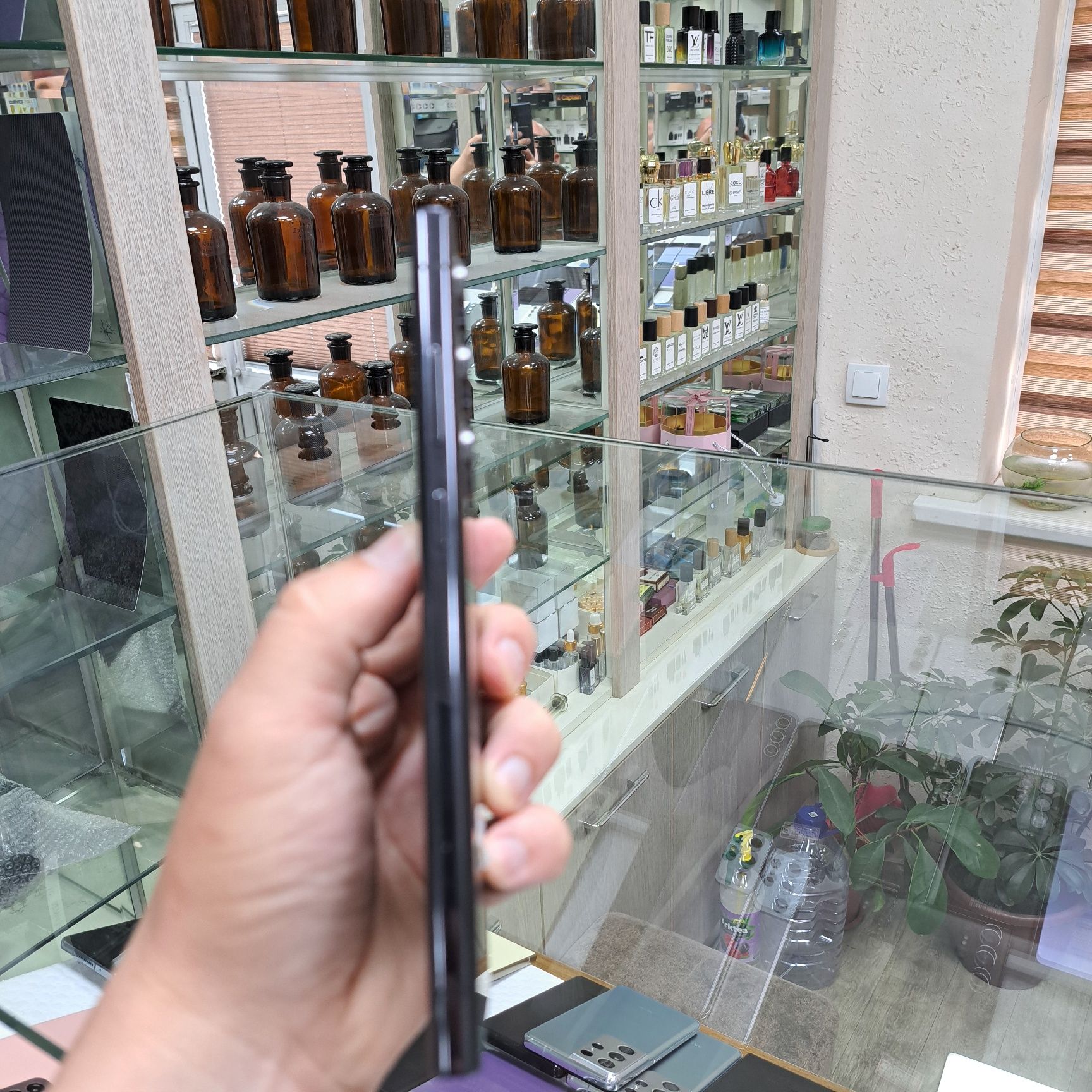 Samsung S22 Ultra xotirasi 12/256GB
